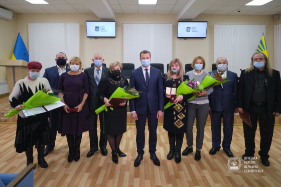 Девяти жителям Донецкой области присвоили почетные звания и вручили госнаграды 