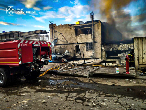 Рашисти вдарили &quot;Шахедами&quot; по Ізюмщині: горіло поштове відділення, зруйновано сільраду в Левківці