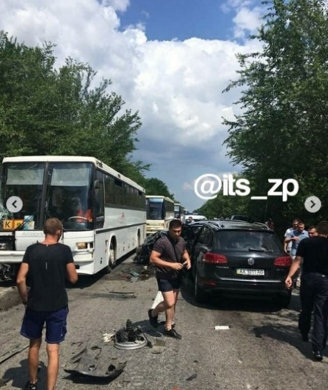 Автомобили кортежа Зеленского попали в ДТП с колонной автобусов, перевозивших детей 