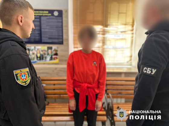 Розпочато кримінальне провадження щодо жінки, яка намагалась повісити російський триколор у центрі Одеси, - поліція