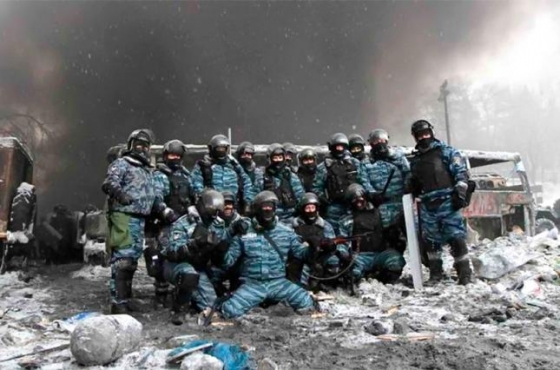 Черная птица с кровавой отметиной 