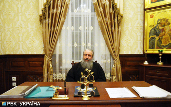 Наміснику Святогірської лаври спекотно в клітці
