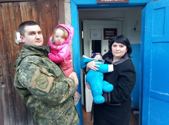 Лиманские правоохранители установили, что 28-летняя мать троих малолетних детей злоупотребляла алкоголем и более недели отсутствовала дома