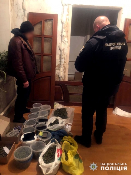 Поліцейські Донеччини припинили діяльність організованої групи, яка збувала наркотики в прифронтовому місті (фото)