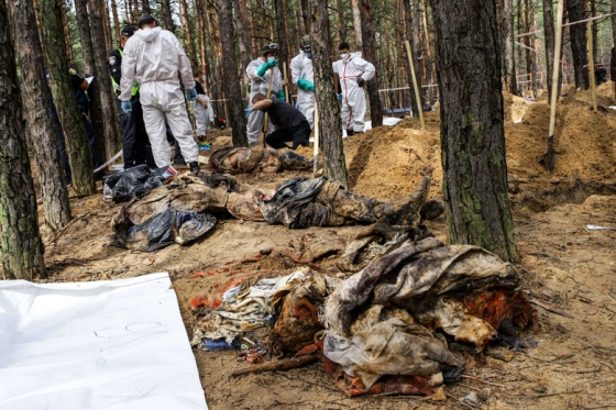 У масовому похованні під Ізюмом виявили тіло чоловіка зі слідами тортур - у нього зв’язані руки та відрізана мошонка