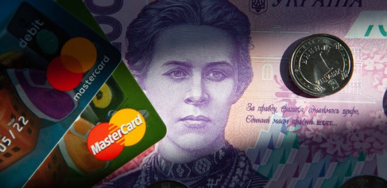Банки смогут автоматически списать со счетов украинцев средства за долги: кого коснется