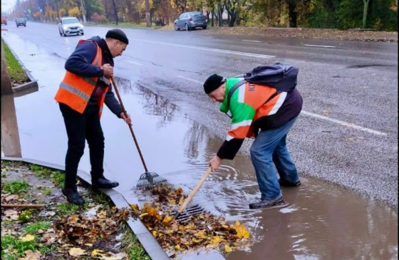 В Краматорську комунальники очищують дощоприймальні решітки від листя