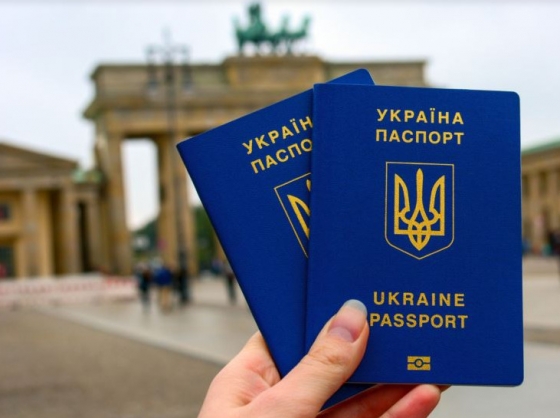 В Україні з 1 квітня подорожчає оформлення закордонного паспорта
