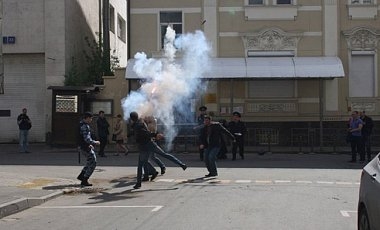 Нацболы забросали фаерами посольство Украины в Москве