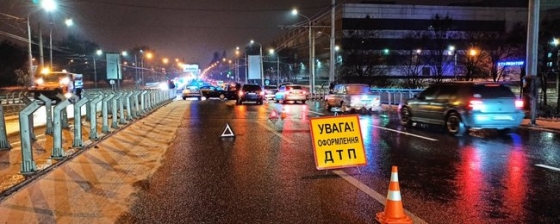 Гололедица в Харькове: на одном мосту столкнулись десять машин