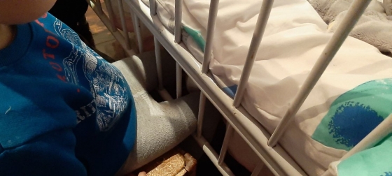 В Краматорске спасатели освободили ребенка из металлического манежа	