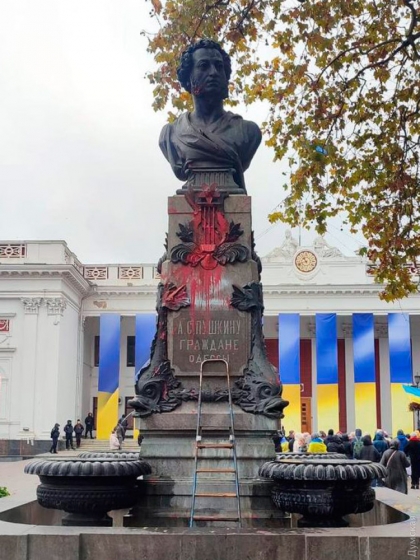 В Одесі облили фарбою пам’ятник Пушкіну на Приморському бульварі
