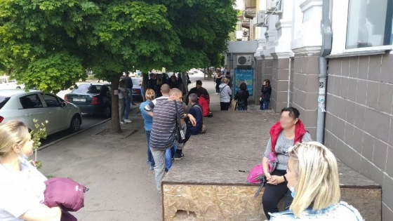 Десятки краматорчан выстроились в очередь, чтобы оплатить сбор для работы в Польше 