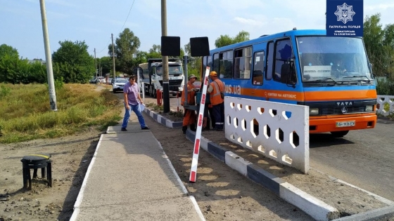 Патрульные составили протокол на водителя грузовика, который повредил шлагбаум на железнодорожном переезде в Славянске