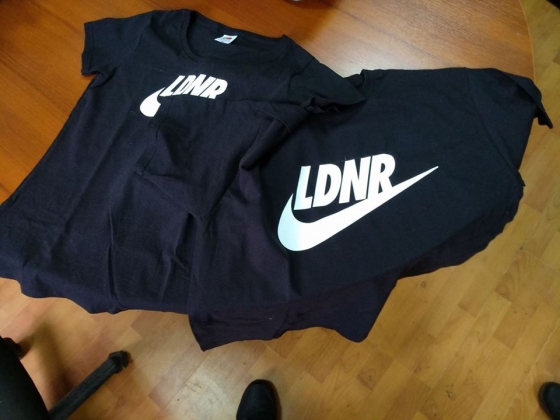 В оккупированном Донецке наладили выпуск футболок с разработанным Nike логотипом LDNR 