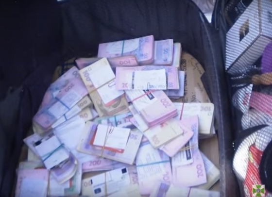 Краматорские пограничники не позволили &quot;Лексусу&quot; провезти в &quot;ДНР&quot; чемодан с деньгами (видео)