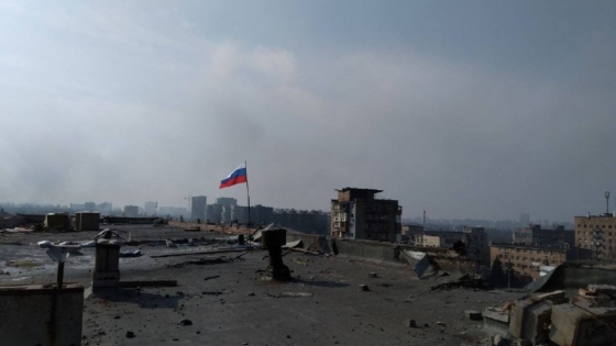 В Мариуполе подняли флаг России над разрушенным горсоветом. Но бои за город продолжаются 