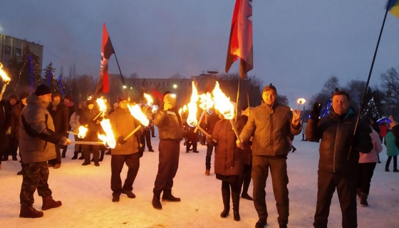 В Славянске состоялось факельное шествие 