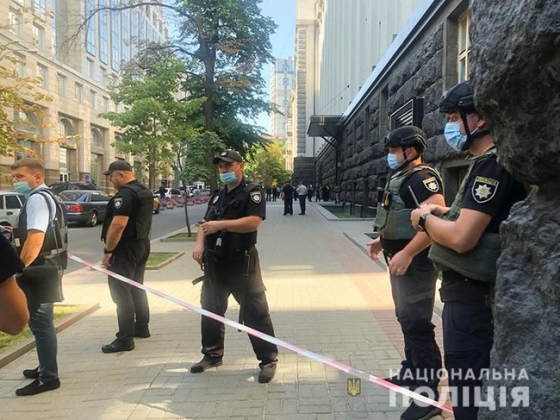 Полиция ведет переговоры с мужчиной, угрожающим взорвать гранату в Кабмине: в Киеве введена спецоперация