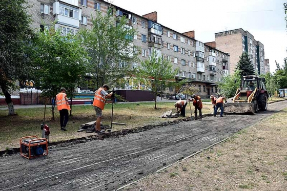 Тротуары по Ярослава Мудрого, лежачие полицейские на Стуса и парковка у ДТМО 