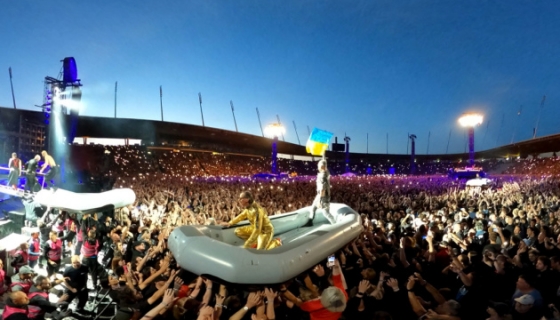 Rammstein на концерте в Варшаве развернул флаг Украины