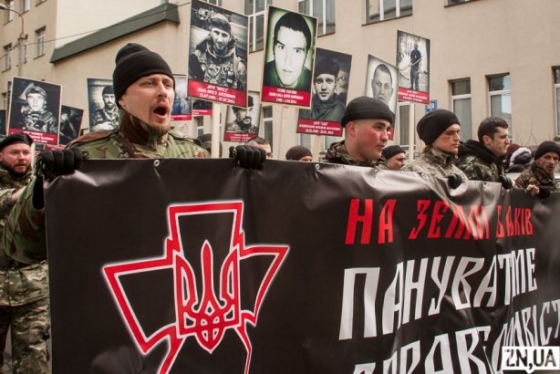 &quot;Правый сектор&quot; прошел маршем по центру Киева