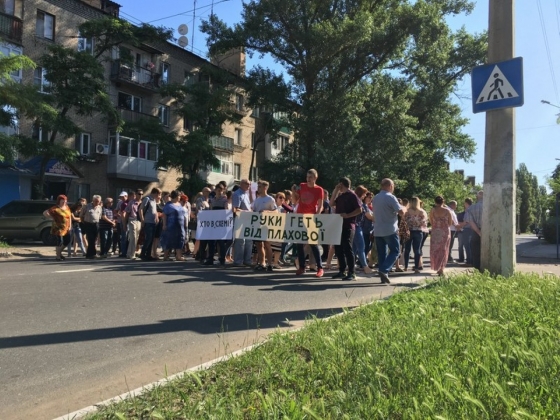 В Славянске сотрудники и студенты колледжа перекрыли улицу, протестуя против увольнения директора 