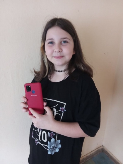 Российский воин украл у 10-летней Иванки телефон. Его взяли в плен и вернули девочке мобильный, - разведка