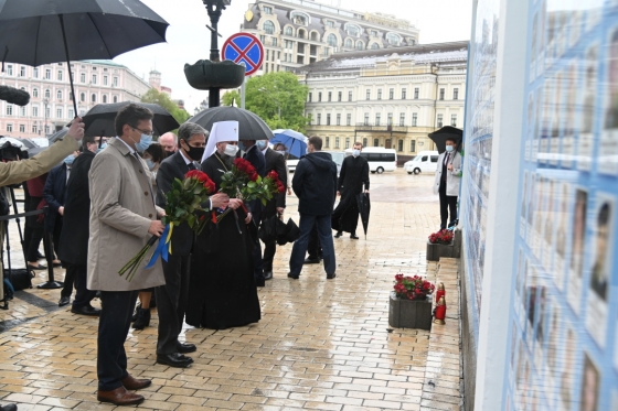 Блинкен возложил цветы к Стене памяти павших за Украину