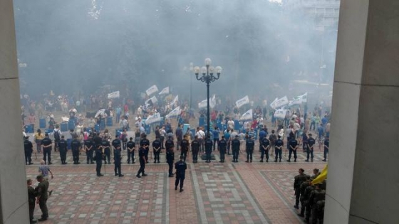 Под Радой проходит митинг с требованием снятия неприкосновенности с нардепов: протестующие жгут дымовые шашки и бьют в барабаны