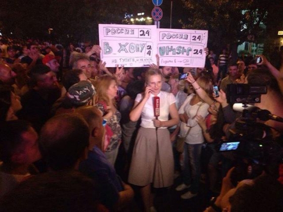 &quot;Россия 24&quot; идите в ж...пу&quot;, - протестующие в Армении выразили свое негодование кремлевской пропагандой (фото)