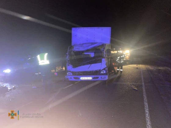 На трассе Доброполье-Лиман три авто столкнулись с фурой, которая опрокинулась: есть пострадавшие 