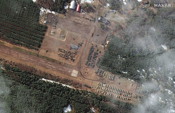Более 100 военных машин и десятки военных палаток зафиксированы в Беларуси у границы Украины: Maxar обнародовал новые спутниковые снимки