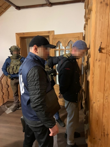 Двух сотрудников полиции Краматорска задержали за взятку от мужчины с наркотиками 