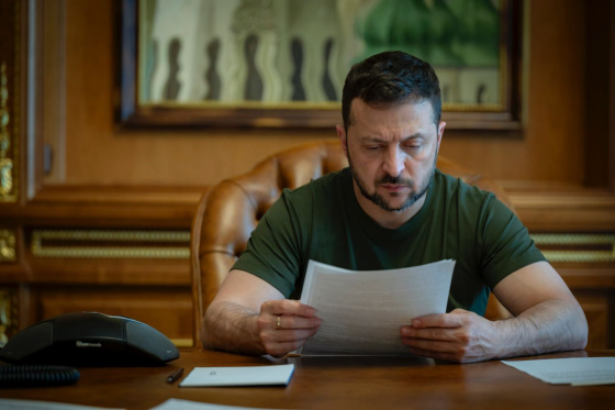 В Україні штрафуватимуть за образливі повідомлення сексуального характеру в інтернеті. Зеленський підписав закон