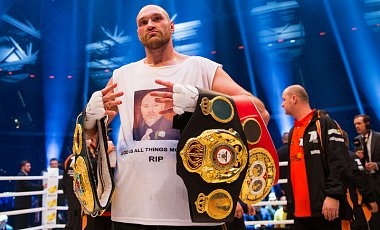 Боксер Тайсон Фьюри отказался от чемпионских пояов