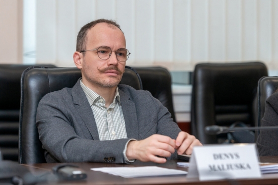 Мобілізувати можна десять-двадцять тисяч засуджених. Це дасть розвантажити камери, - міністр юстиції Малюська