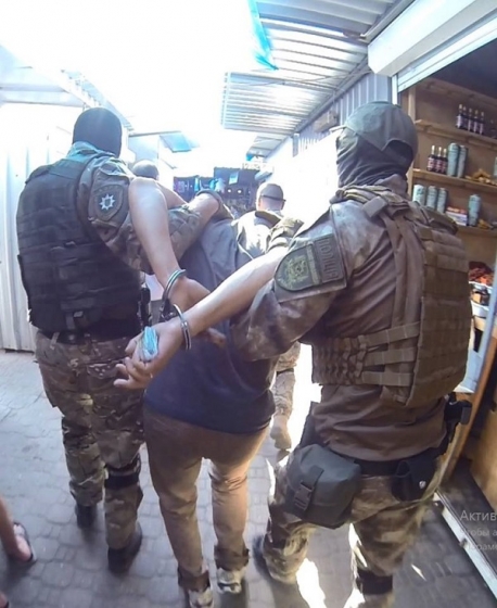 Полиция и &quot;КОРД&quot; &quot;взяли&quot; в центре Северодонецка боевика, строившего блокпосты для &quot;армии юго-востока&quot;