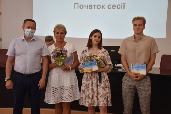 У Краматорську випускникам шкіл, які набрали 200 балів у ЗНО, та їх вчителям виплатили премії