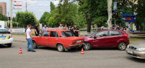 В Краматорске на пересечении улиц столкнулись два автомобиля 