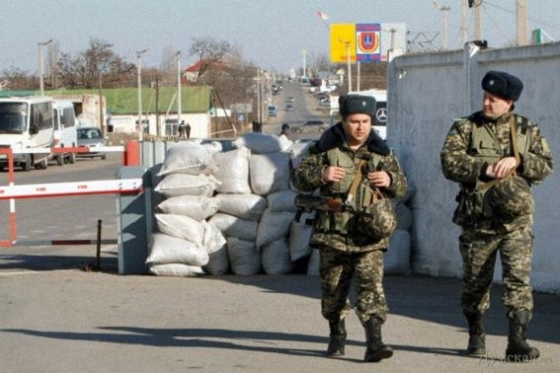 Посты при въезде в Одессу усилили бронетехникой