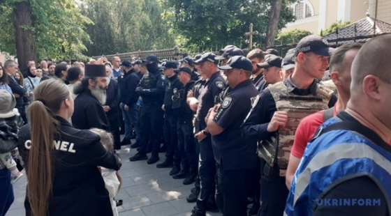 У Чернівцях сталася масштабна сутичка між вірянами УПЦ МП та ПЦУ