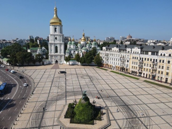 Дрифт на Софийской площади: КГГА обратилась в полицию для расследования незаконной съемки в центре Киева с участием рэп-певицы Аlyona alyona