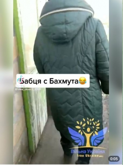 Літня жінка з Бахмуту під обстрілом незворушно дає рекомендації журналістам: &quot;Ти будеш прильоти фотографірувать? Ага. Ідьом тоді сюди&quot;