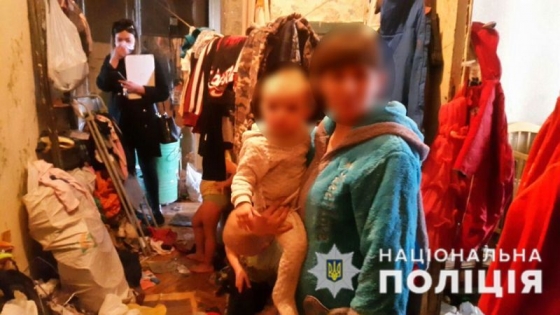 В Краматорске полицейские спасли 4 детей от горе-матери 