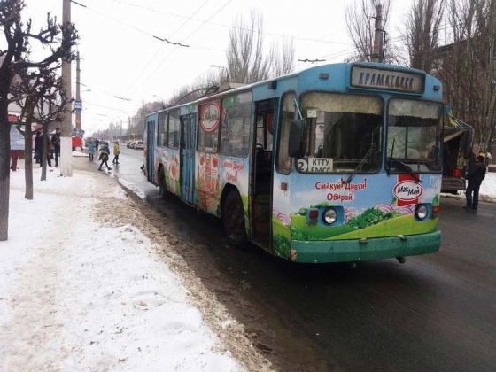 В Краматорске пенсионерка выпала из троллейбуса и получила открытый перелом ноги 