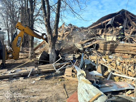 Росіяни вдарили КАБ по селищу в Харківській області: зруйнована адмінбудівля