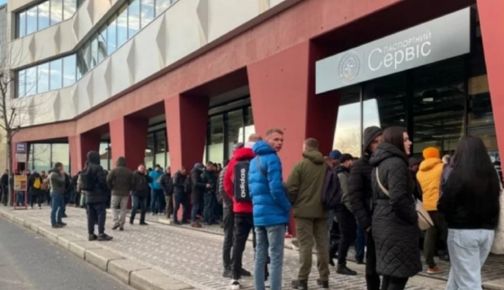 Єврокомісія про припинення консульських послуг українським чоловікам за кордоном: Беремо це до відома