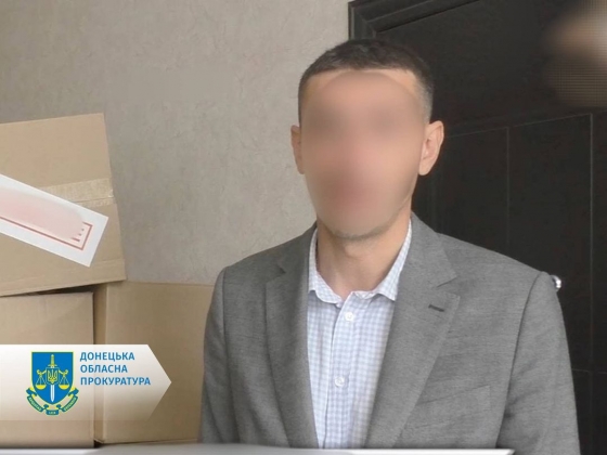 Координує роботу поліції з виявлення проукраїнські налаштованих громадян – так званому виконуючому обов’язки голови Мангушської адміністрації заочно повідомлено про підозру