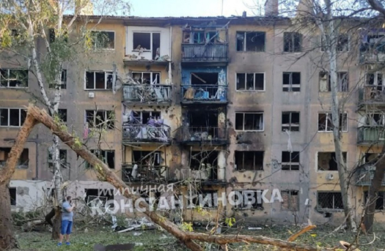 Опубліковані фото наслідків нічного обстрілу Костянтинівки, де поранено двох людей